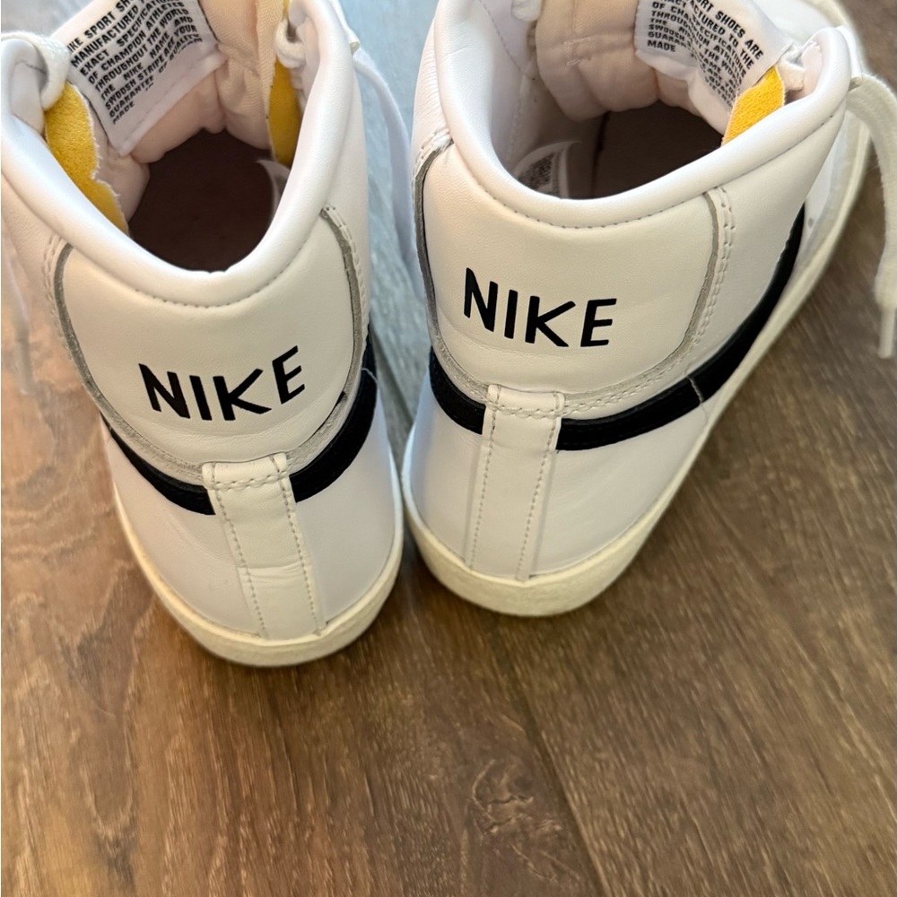 Nike Women's Blazer Mid 77 Sneakers - Picture 4 of 6